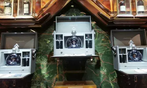 మూడు ఖండాల్లో వేలంపాట.. మద్యం బాటిళ్లను కోట్లు వెచ్చించి కొంటాడు