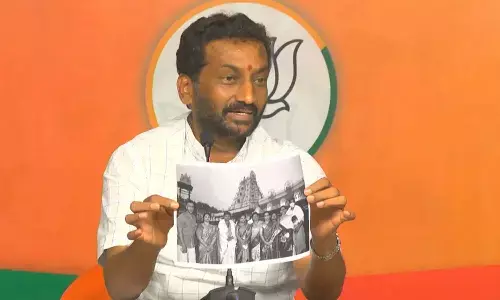 కవిత వారితో కలసి తిరుమల ఎందుకు వెళ్లారు?