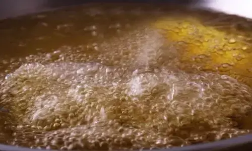 పర స్త్రీ వ్యామోహంలో భర్త.. తలపై సలసల కాగే నూనె పోసిన భార్య