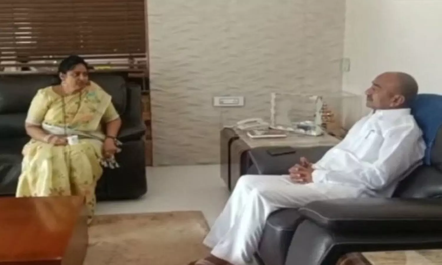 ఈటల రాజేందర్ తో సినీనటి దివ్యవాణి భేటీ