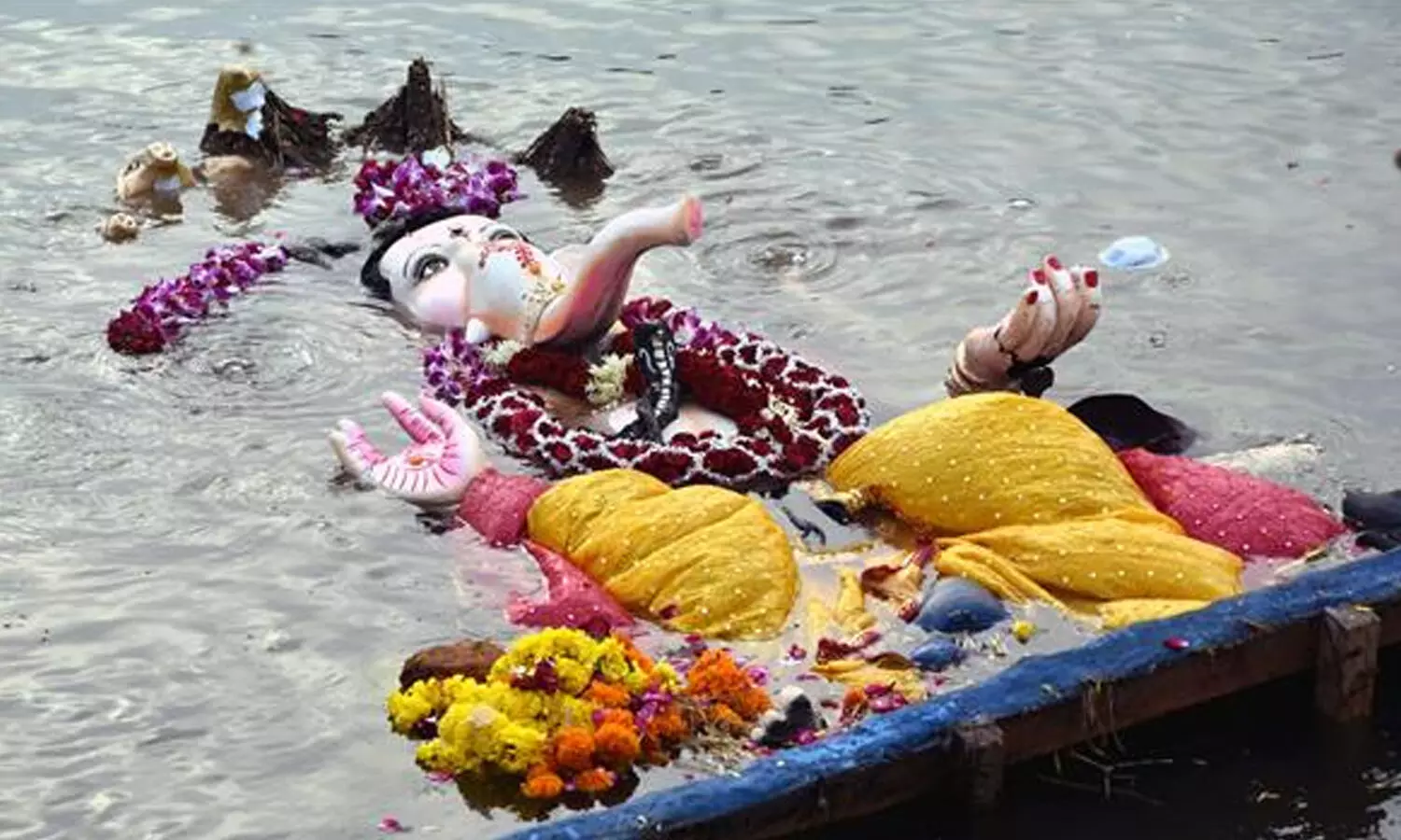 నిమజ్జన వేడుకల్లో విషాదం.. నీటిలో మునిగి ఏడుగురు మృతి