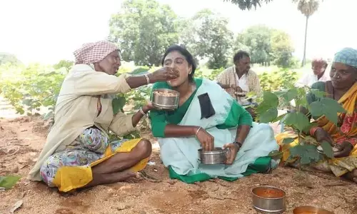 వైఎస్ షర్మిల @ 2000 కి.మీ