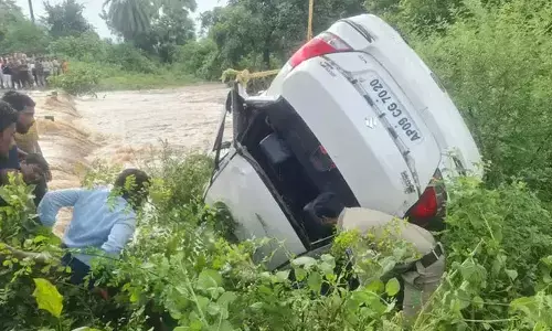విషాదం : వరదలో కొట్టుకుపోయిన కారు.. ఇద్దరు మృతి