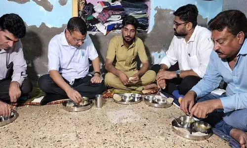 ఆటో డ్రైవర్ ఇంట్లో డిన్నర్