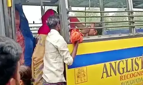 ఘోరం.. చిన్నారులపైకి దూసుకెళ్లిన స్కూల్ వ్యాన్, స్పాట్ డెడ్