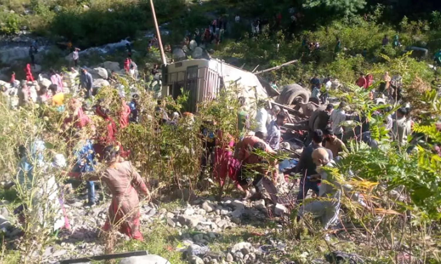 జమ్మూ కాశ్మీర్ లో ఘోర రోడ్డు ప్రమాదం.. 11 మంది మృతి