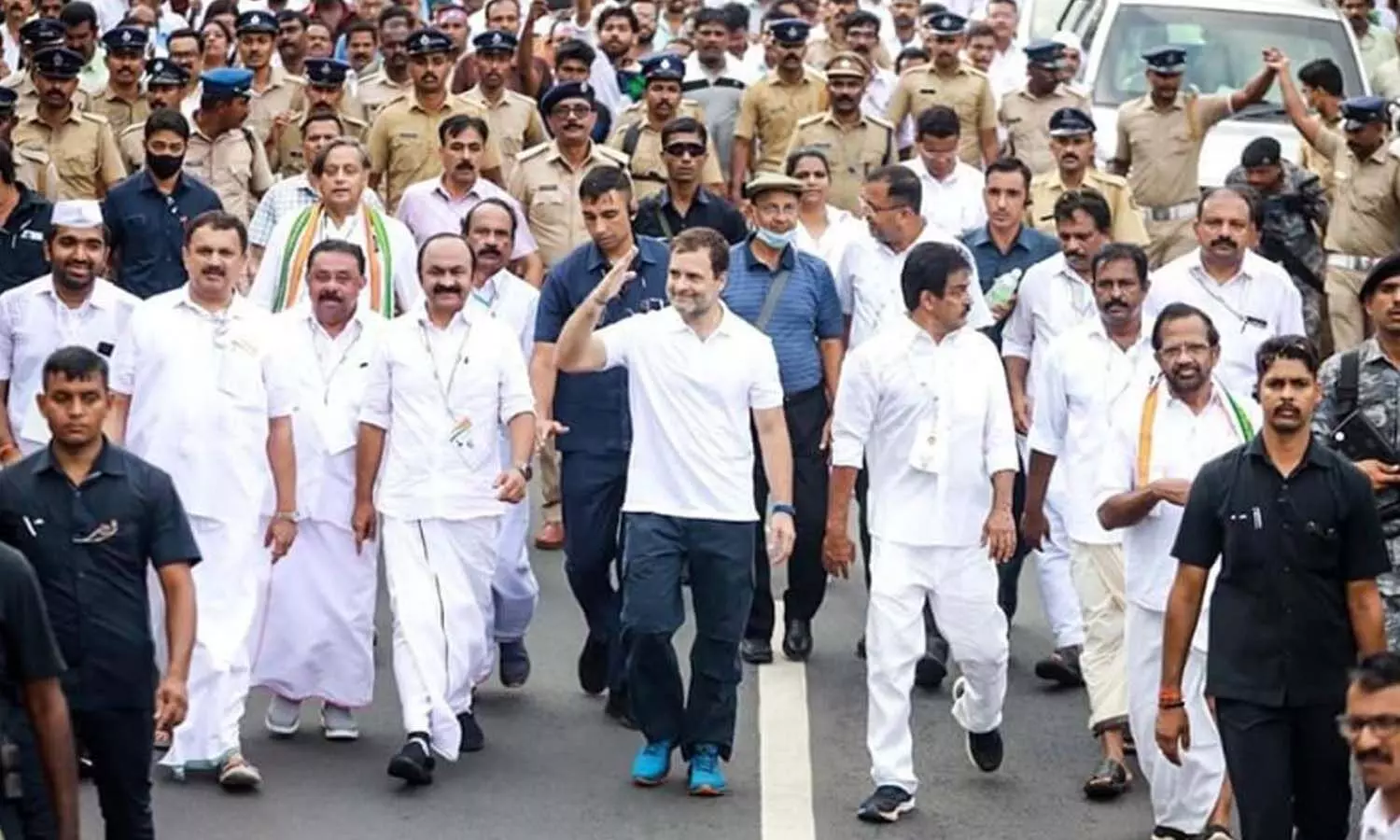 రాహుల్ జోడో యాత్రలో ఉండగానే.. కాంగ్రెస్ కు షాక్