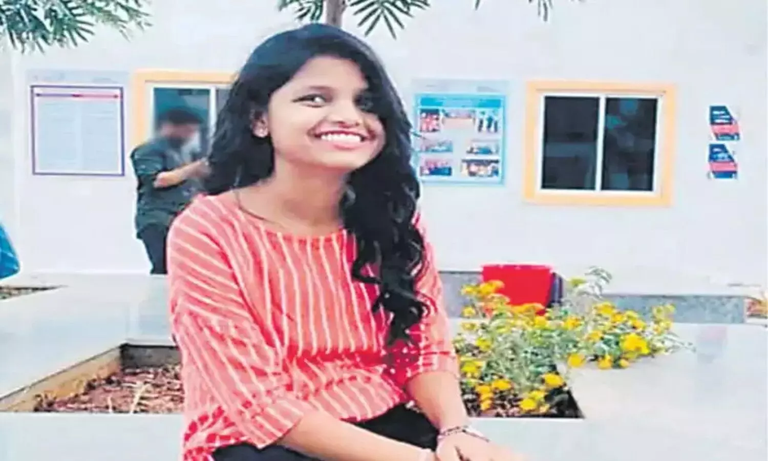 బీటెక్ అమ్మాయి.. పొలానికి పనికి వెళ్ళింది