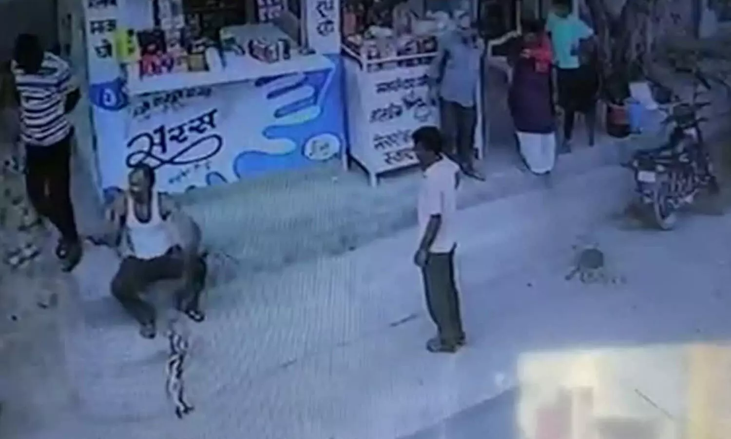 పాముకాటుకి బలైన స్నేక్ క్యాచర్.. వీడియో వైరల్