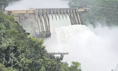 శ్రీశైలం ప్రాజెక్టుకు కొనసాగుతున్న వరద