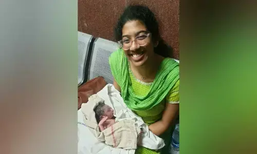 రైలులో మహిళకు పురిటినొప్పులు.. వైద్య విద్యార్థిని, తోటి ప్రయాణీకులు కలిసి..!