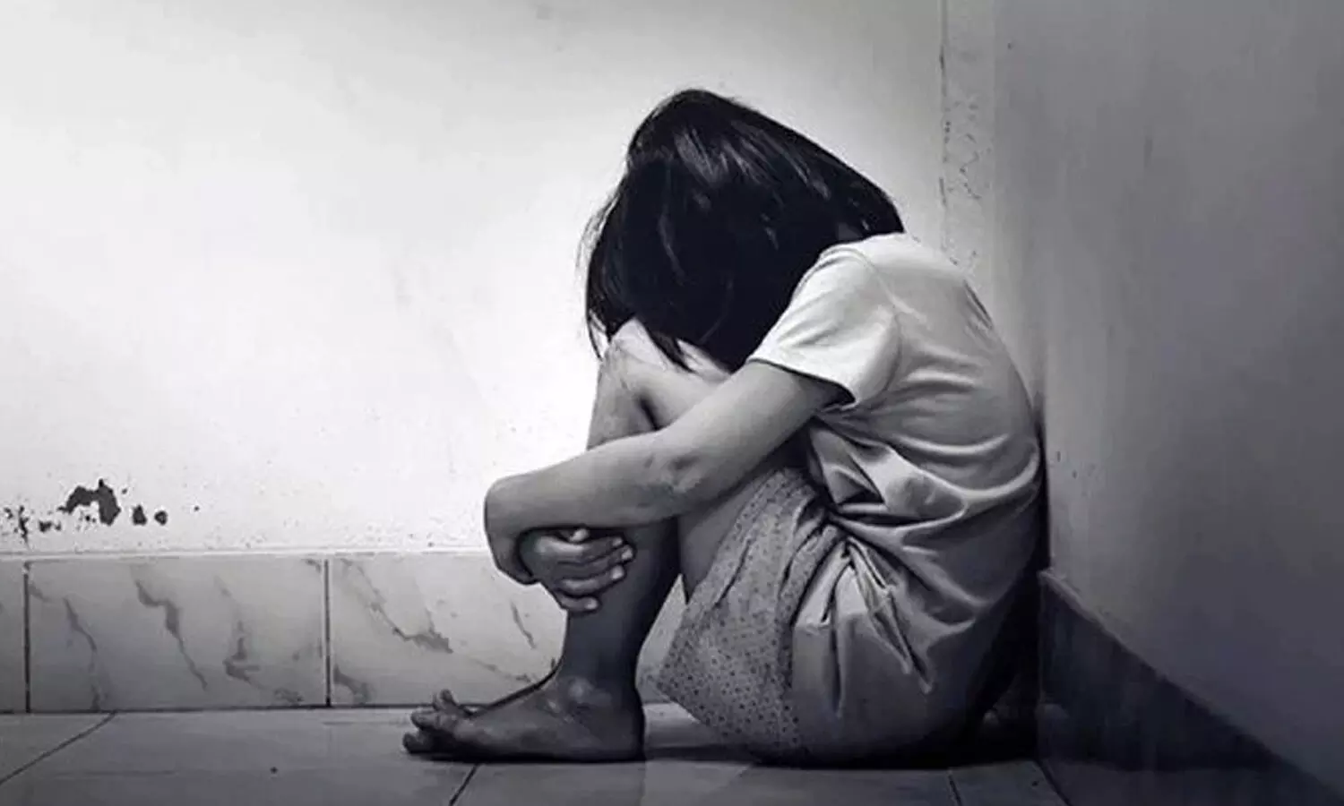 పాతబస్తీలో దారుణం.. మైనర్ పై రెండ్రోజులు సామూహిక అత్యాచారం