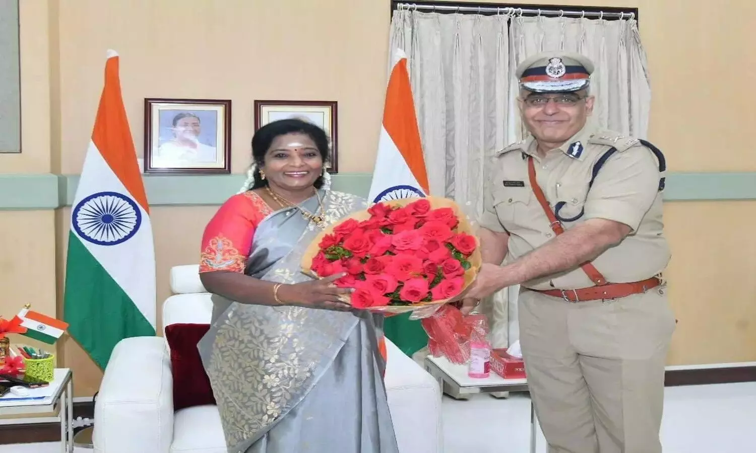 గవర్నర్ తమిళిసై సౌందరరాజన్ ను కలిసిన ఐపీఎస్ అధికారి.. అనుబంధం ఏమిటంటే..!