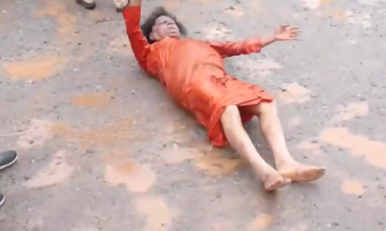 రోడ్లపై గుంతలు...ఉడిపిలో వింత నిరసన