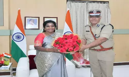 గవర్నర్ తమిళిసై సౌందరరాజన్ ను కలిసిన ఐపీఎస్ అధికారి.. అనుబంధం ఏమిటంటే..!