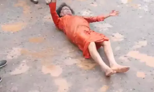 రోడ్లపై గుంతలు...ఉడిపిలో వింత నిరసన