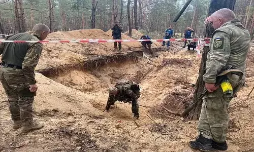 గొయ్యిలో 440కి పైగా మృతదేహాలు.. ఎక్కడో చూడండి !