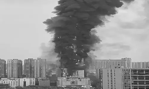 చైనాలో భారీ అగ్నిప్రమాదం.. మంటల్లో కాలిపోతున్న టెలికాం బిల్డింగ్