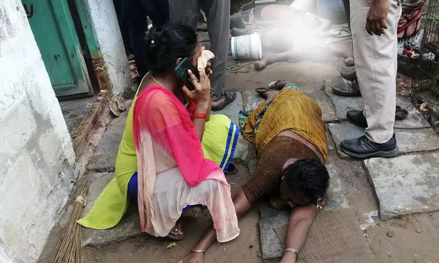 కృష్ణాజిల్లాలో విషాదం.. బావిలో పూడికతీస్తూ నలుగురి మృతి కృష్ణాజిల్లాలో విషాదం.. బావిలో పూడికతీస్తూ నలుగురి మృతి