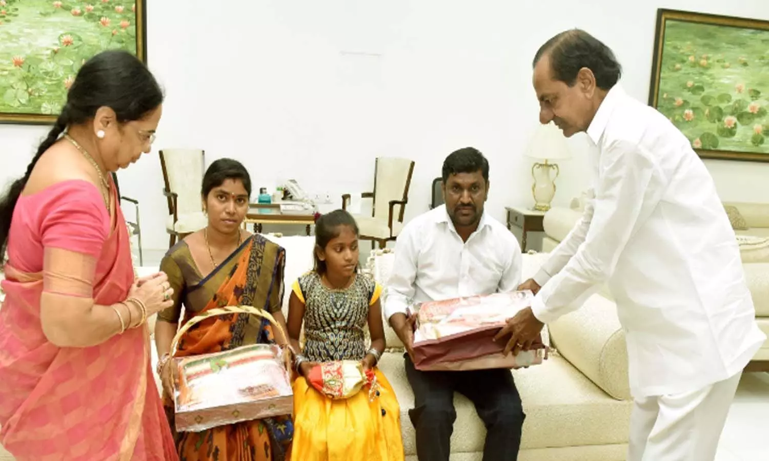 తొమ్మిదేళ్ల పాపకు సీఎం కేసీఆర్ నామకరణం