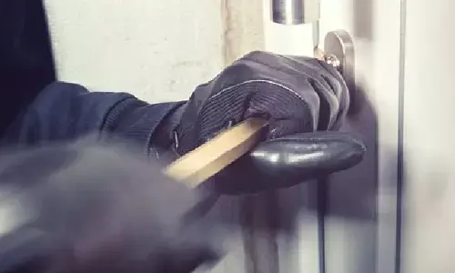 ఎలక్ట్రానిక్ షోరూమ్ లో చోరీ.. రూ.70 లక్షల విలువైన మొబైల్స్ స్వాహా