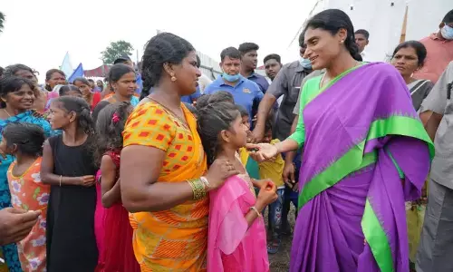 షర్మిల పాదయాత్రకు హైకోర్టు అనుమతి