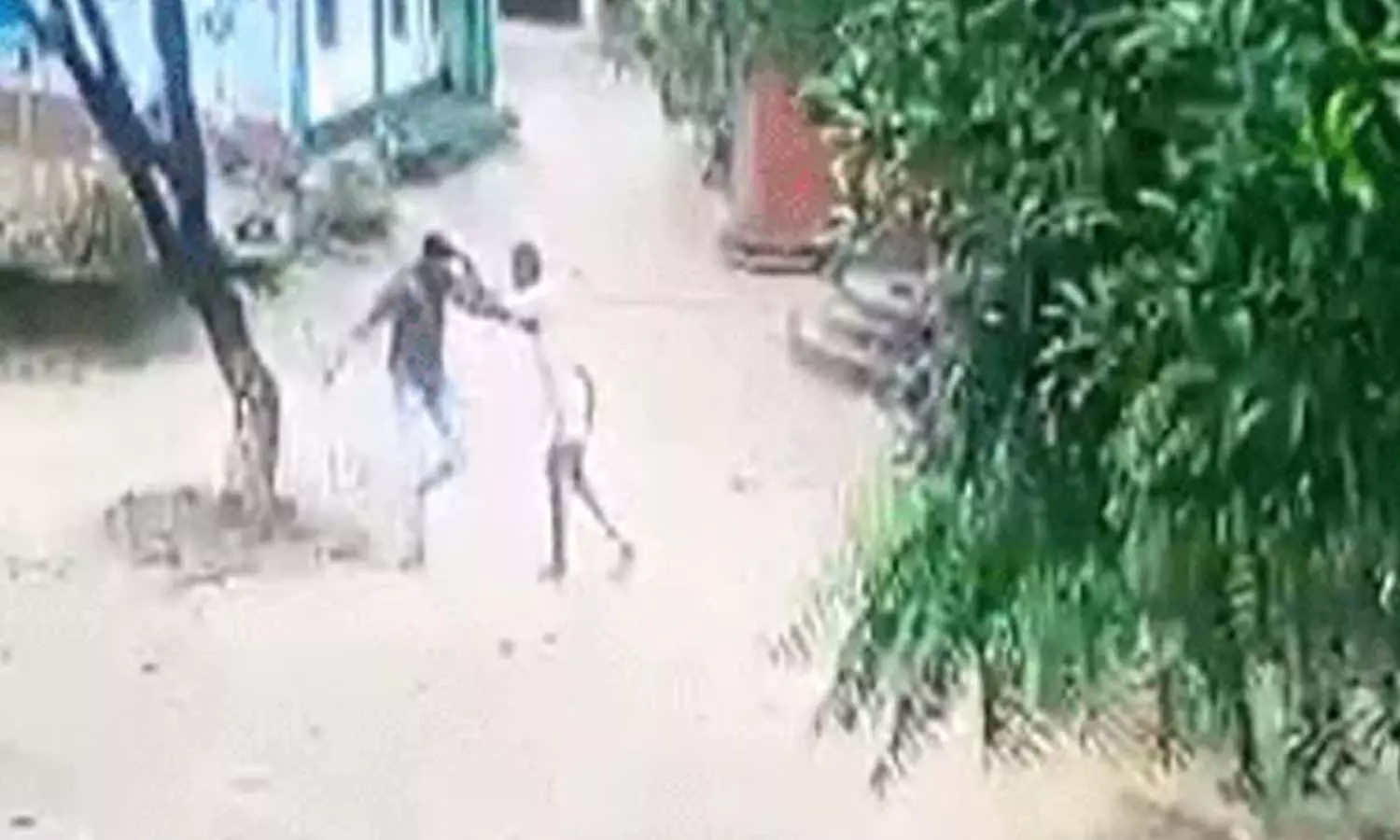 యూపీలో ఘాతుకం.. టీచర్ పై విద్యార్థి కాల్పులు