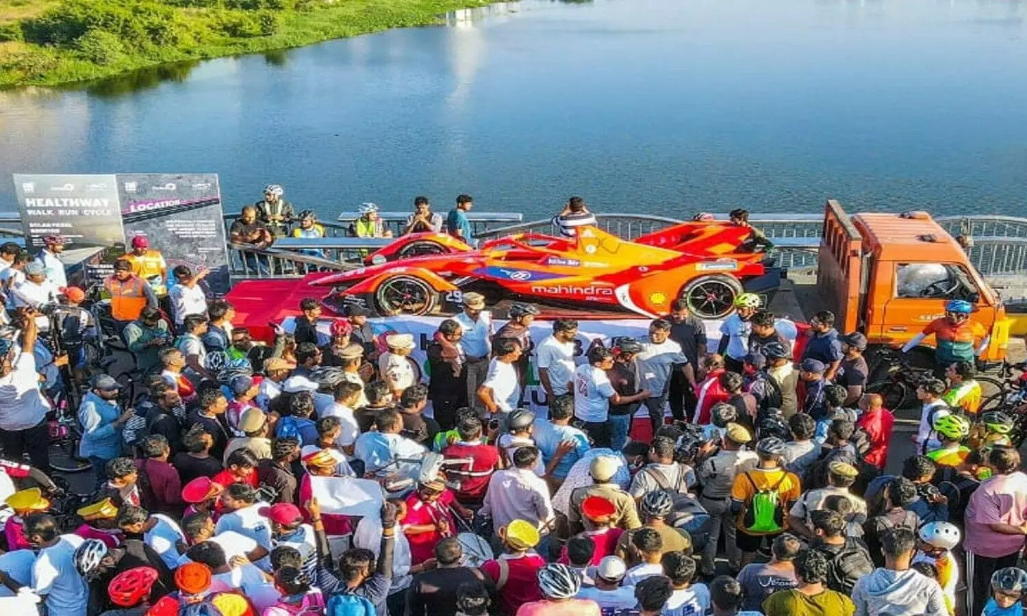 హైదరాబాద్ లో సందడి చేస్తున్న ఫార్ములా ఇ కారు