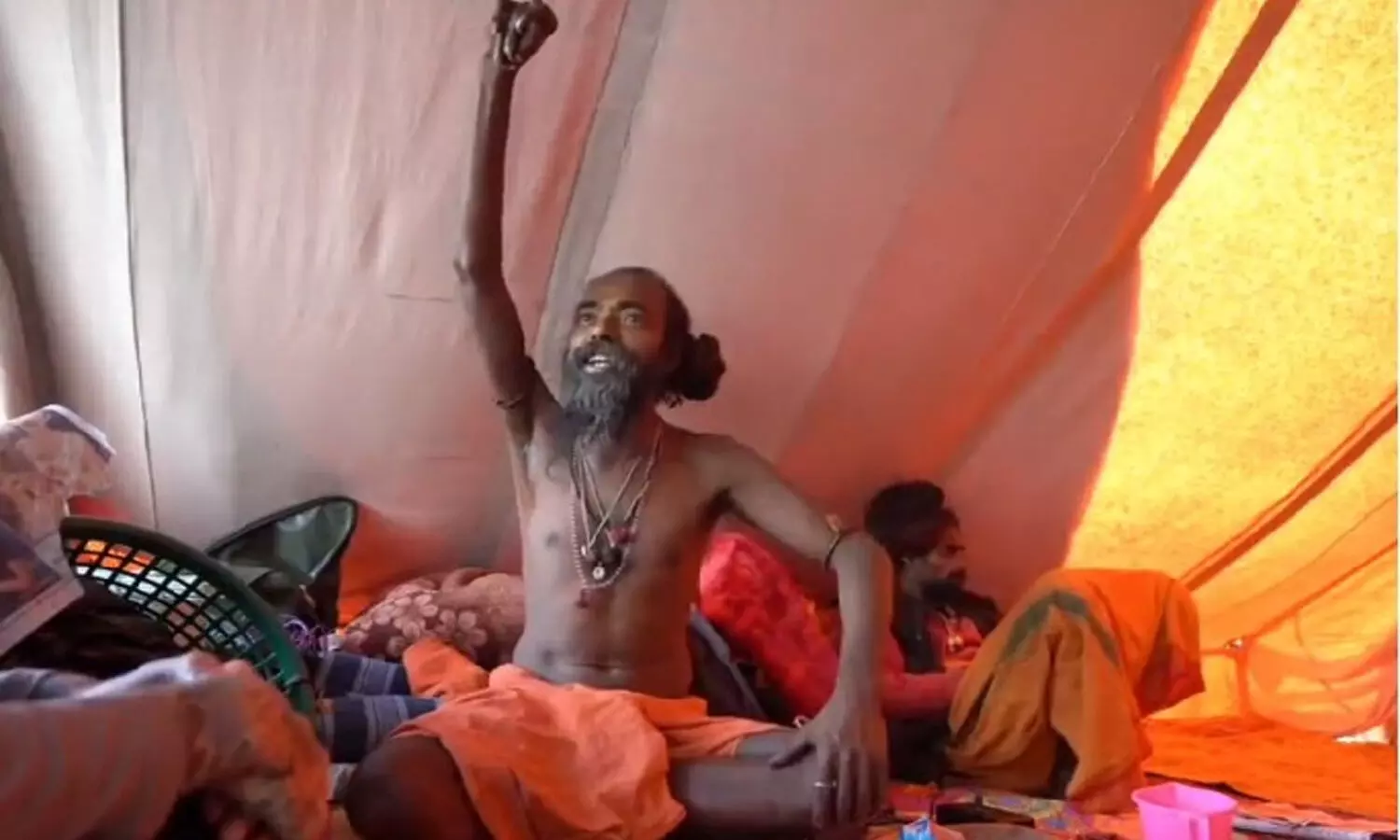 శివునిపై భక్తితో పదేళ్లుగా చేతిని పైకెత్తి ఉంచిన సాధువు..