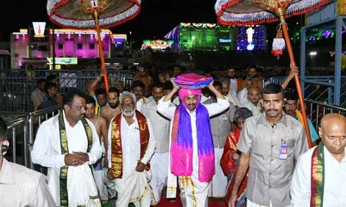 శ్రీవారికి పట్టువస్త్రాలు సమర్పించిన జగన్