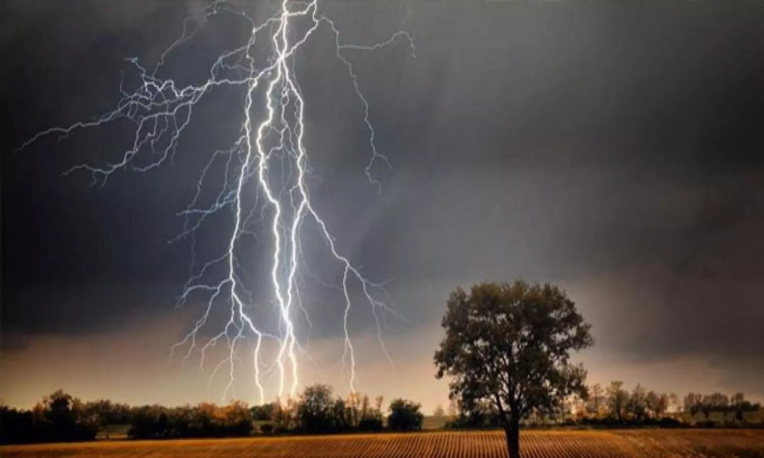 తెలంగాణలో పిడుగుపాటుకు వ్యక్తి మృతి