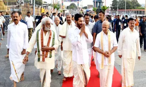 శ్రీవారిని దర్శించుకున్న జగన్