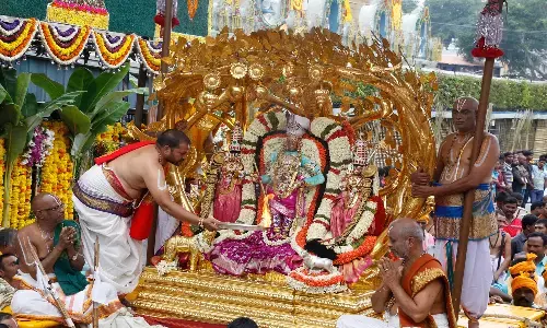 కల్పవృక్ష వాహనంపై బ్రహ్మాండ నాయకుడు