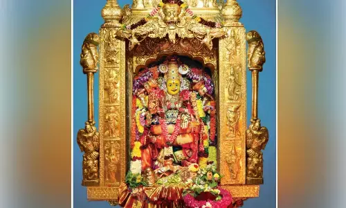 నేడు మహాలక్ష్మి దేవిగా దర్శనమిస్తున్న దుర్గమ్మ