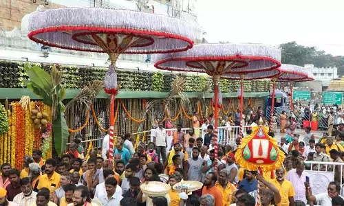 devotees, tirumala, garuda seva