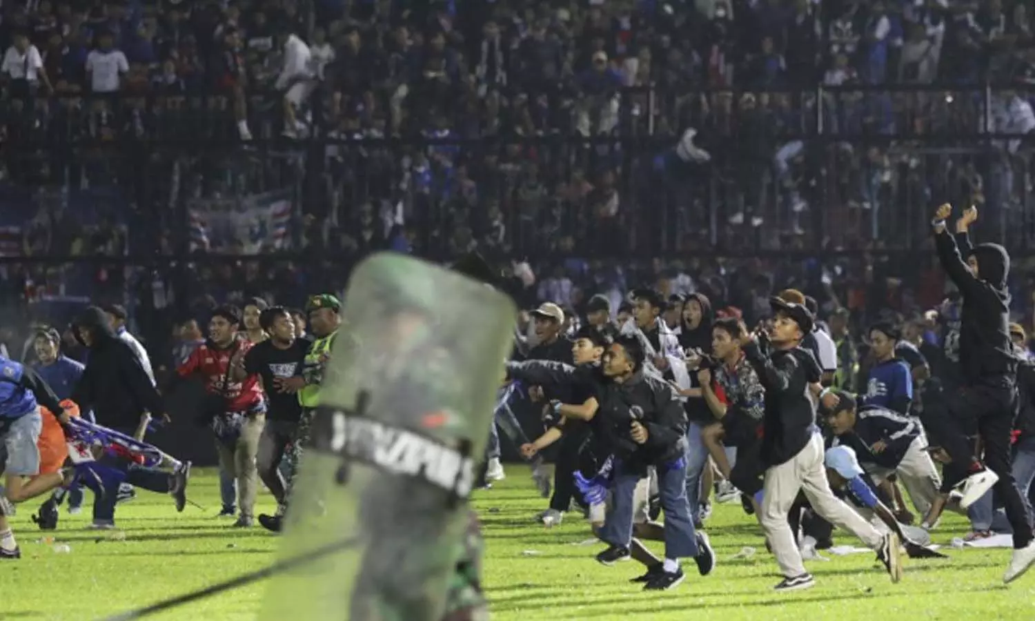 స్టేడియంలో తొక్కిసలాట...129 మంది దుర్మరణం