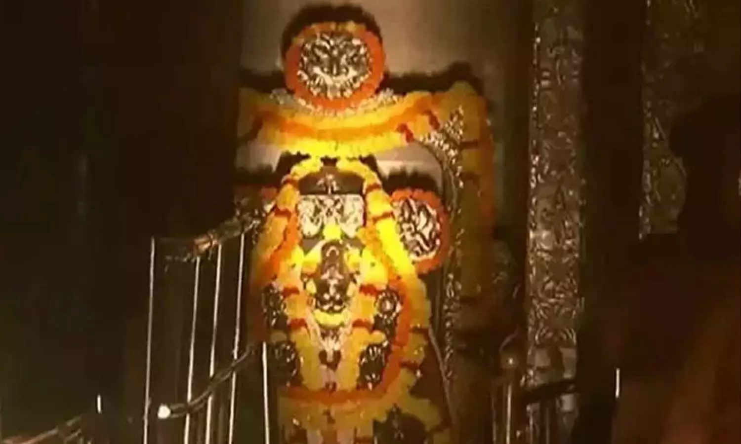 అరసవిల్లి ఆలయంలో అద్భుత దృశ్యం అరసవిల్లి ఆలయంలో అద్భుత దృశ్యం