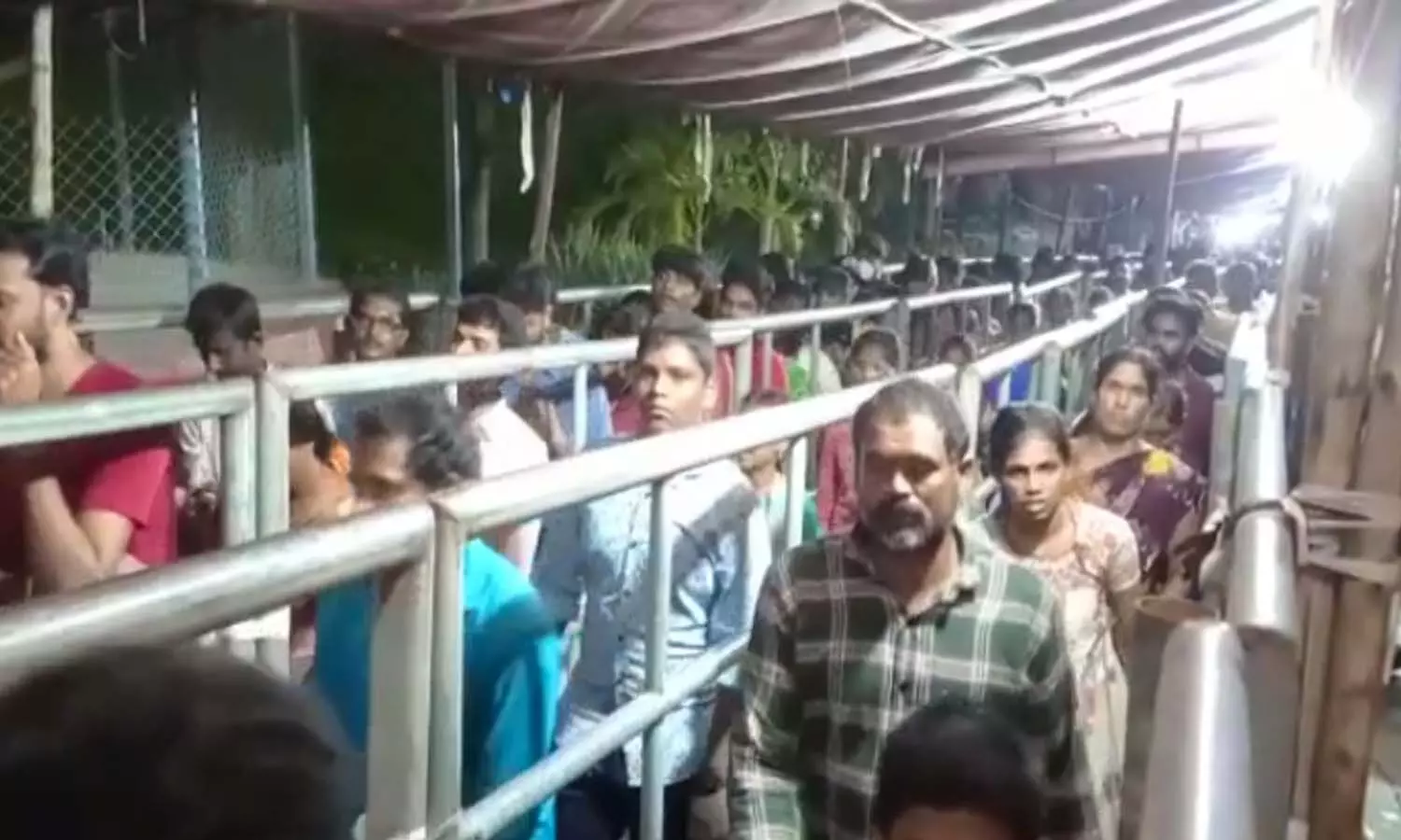 దుర్గగుడికి పోటెత్తిన భక్తులు