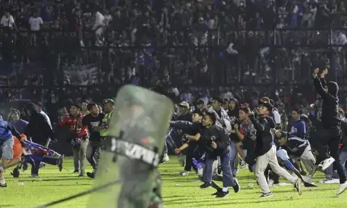 స్టేడియంలో తొక్కిసలాట...129 మంది దుర్మరణం