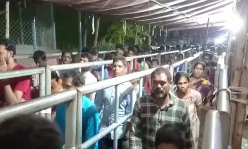 దుర్గగుడికి పోటెత్తిన భక్తులు