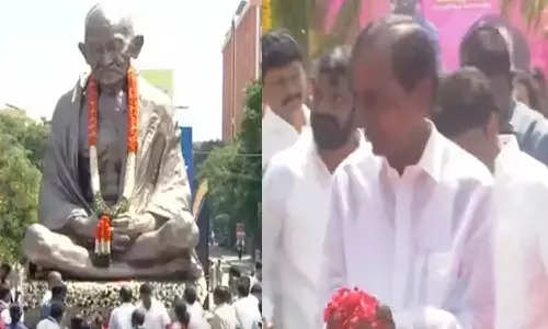 గాంధీ విగ్రహం ఆవిష్కరించిన సీఎం కేసీఆర్