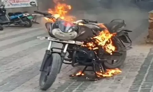 ట్రాఫిక్ పోలీసులు ఆపారని.. బైకును తగలబెట్టి