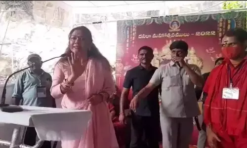 విజయవాడలో మీడియాపై రెచ్చిపోయిన సినీ నటి హేమ