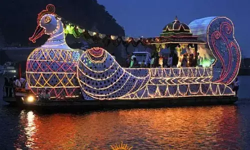 నిలకడగా ఉన్న తెప్ప మీద అమ్మవారు