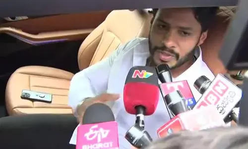 బీఆర్ఎస్ ఆవిర్భావ వేడుకల్లో పాల్గొన్న ఆ హీరోను గుర్తుపట్టారా..?