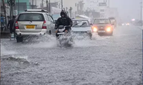 హైదరాబాద్ లో భారీ వర్షం.. రోడ్లు జలయమం.. ట్రాఫిక్ కు అంతరాయం
