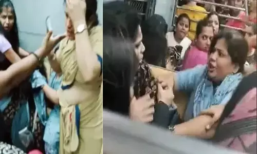 ట్రైన్ లో సీటు కోసం మహిళల గొడవ.. పోలీసుకు కూడా గాయాలే..!