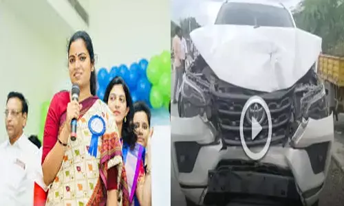 మంత్రి రజనీ కారుకు ప్రమాదం