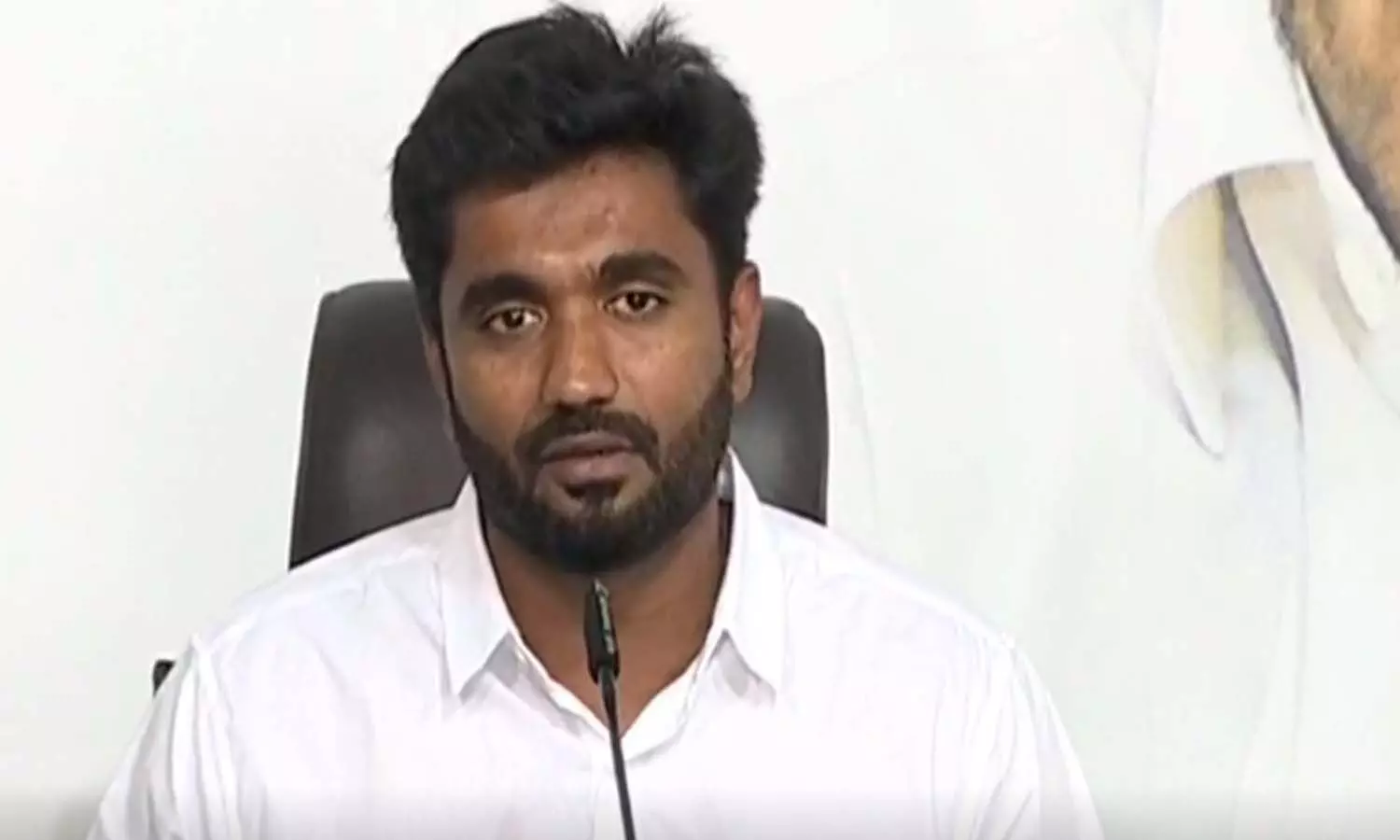 హైదరాబాద్ లో కూర్చుని ట్వీట్లా?