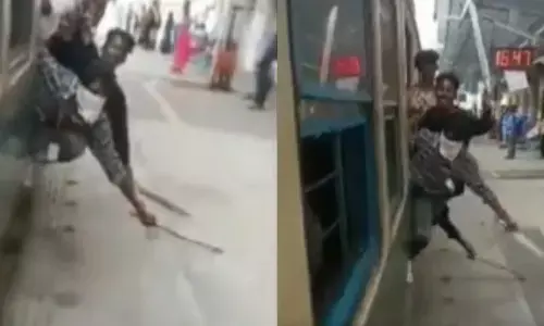 ఏ మాత్రం తగ్గని విద్యార్థుల ఆగడాలు.. కత్తులతో రైలులోనూ, రైల్వే స్టేషన్ లోనూ
